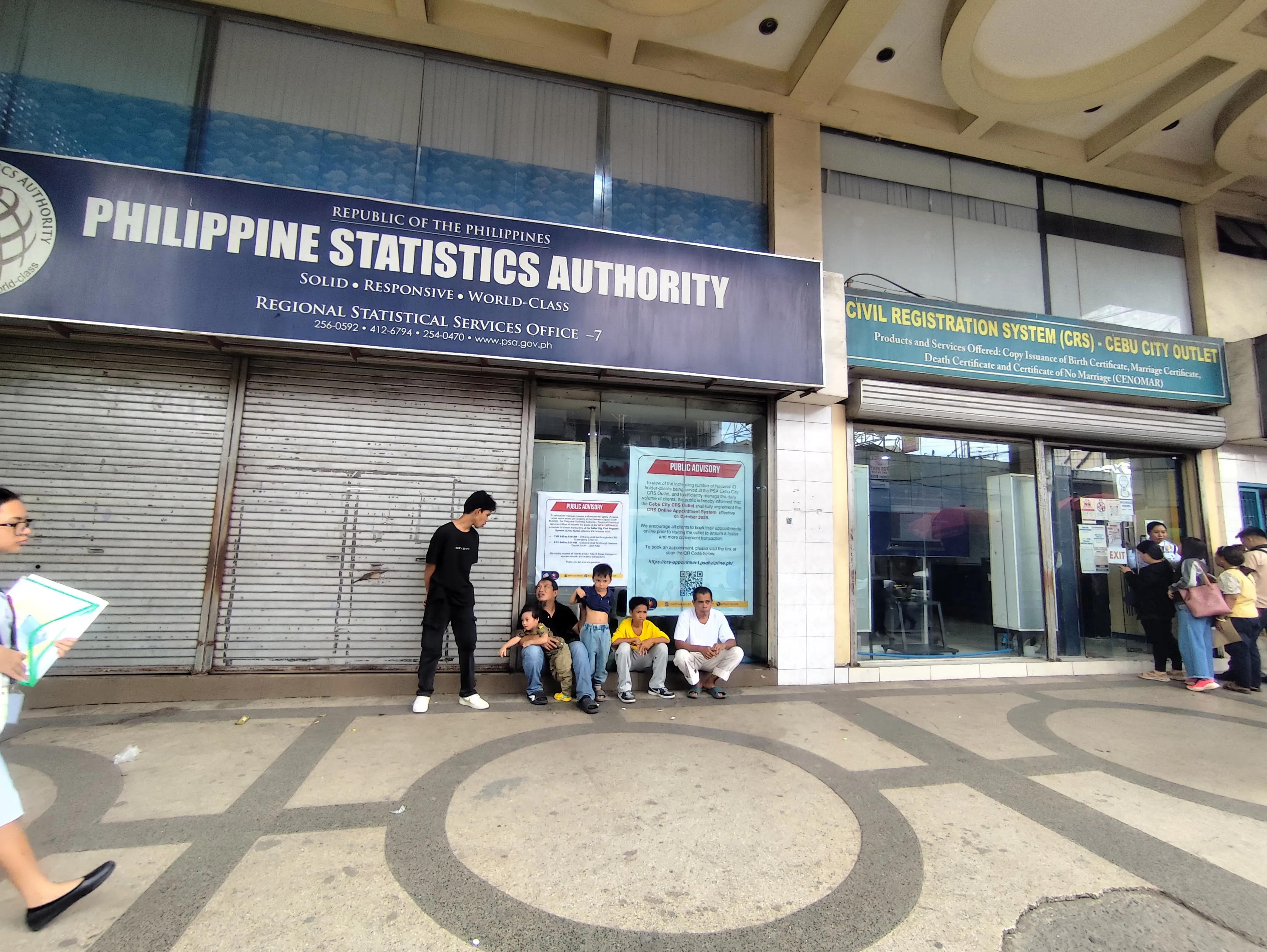 PSA Regional Statistical Services Office VIIとCivil Registration System Cebu City Outletが並ぶ外観。コロン通り沿いの政府機関