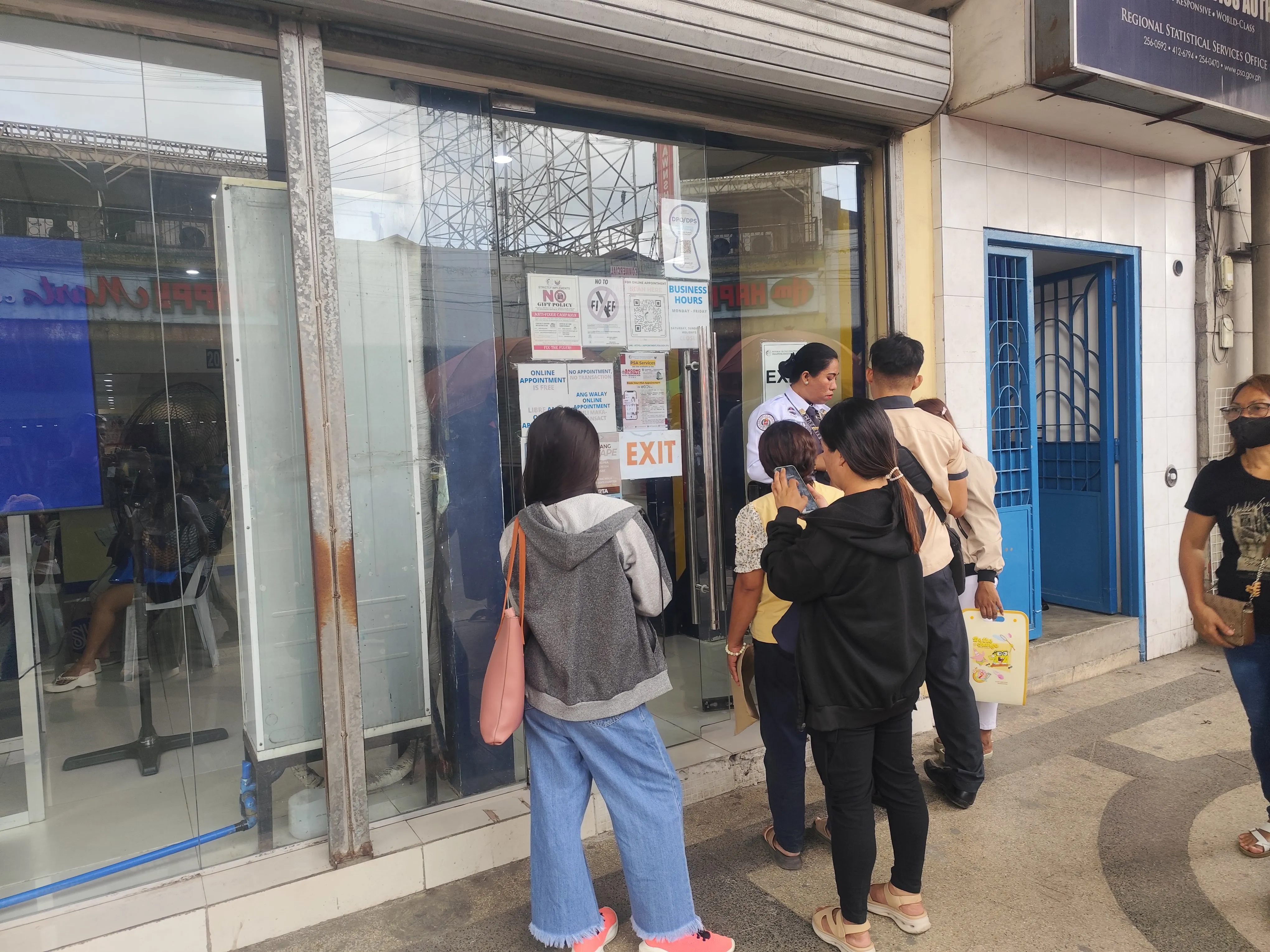 コロン通り沿いのPSA CRS Cebu City Outlet入口。利用者が入口前に列を作っている